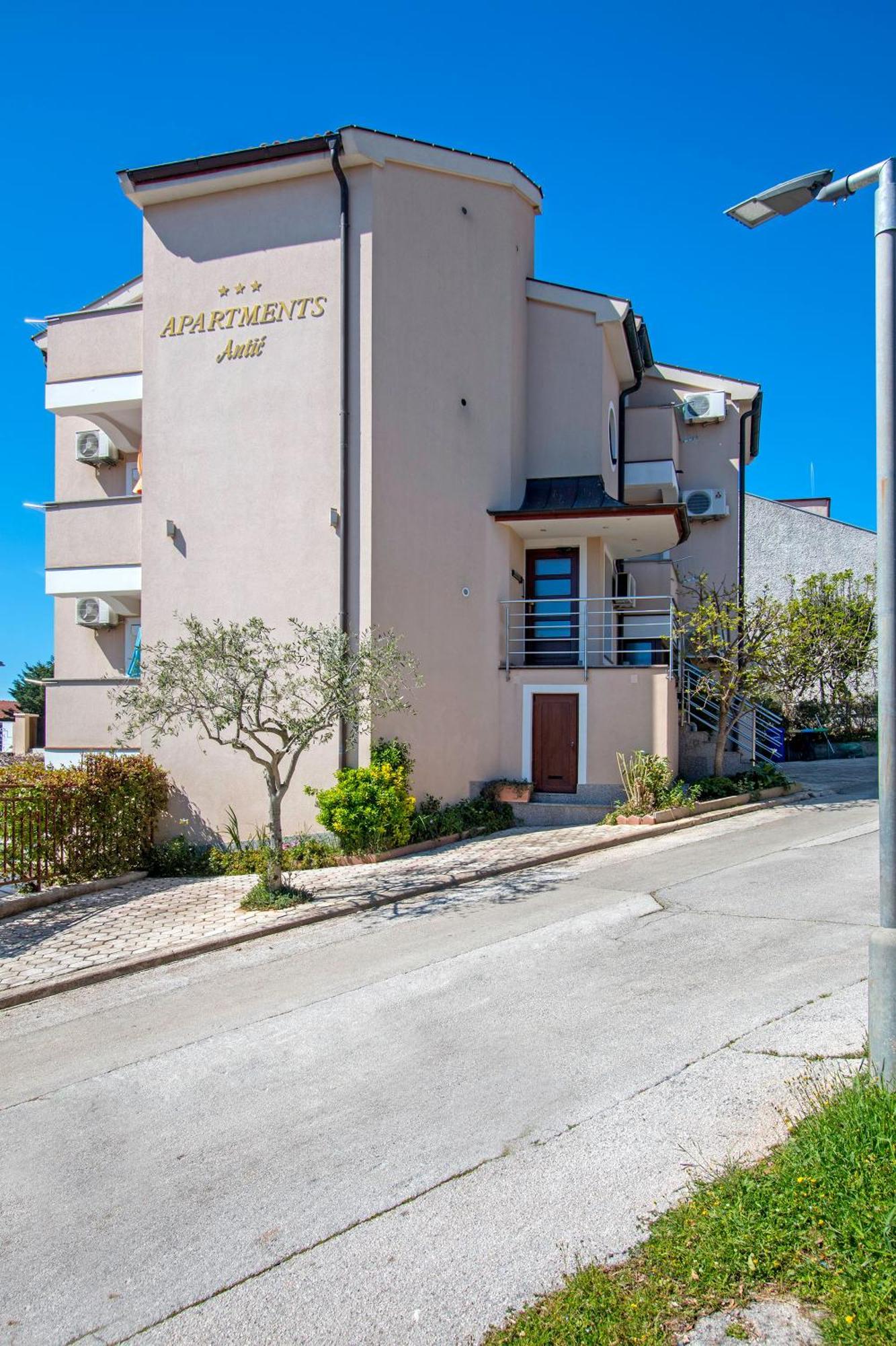 Antic 1 Apartment *